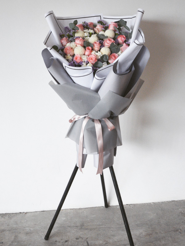 dreamy-vacation-opening-flower-stand-grey
