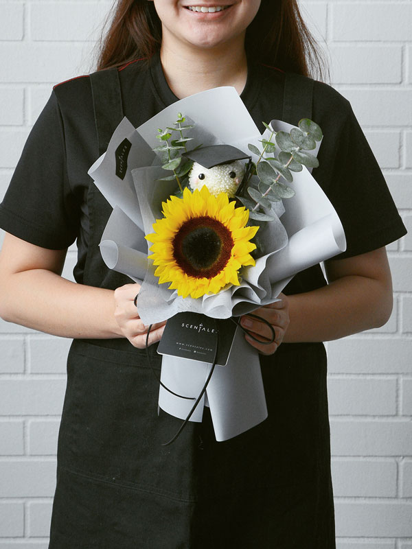 graduation-sunflower-petite-grey-flower-bouquet