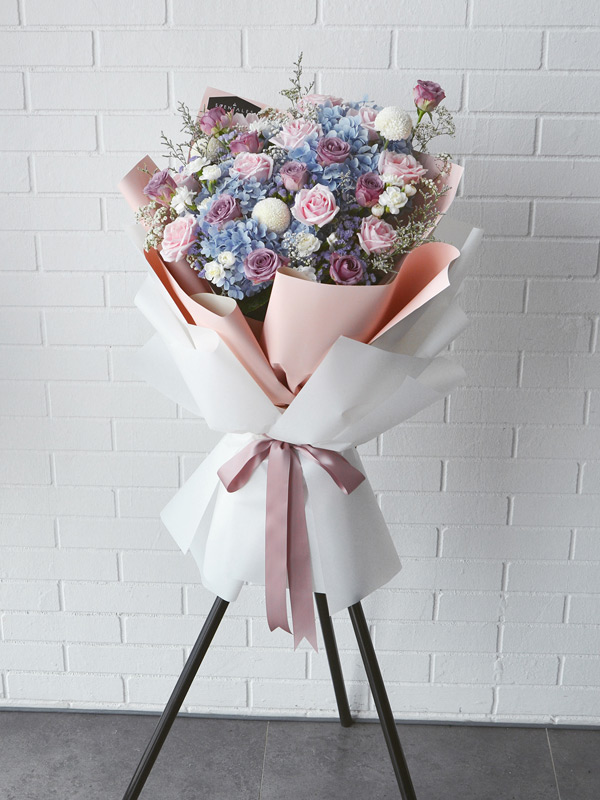 blue-hydrangea-pink-purple-rose-opening-flower-stand